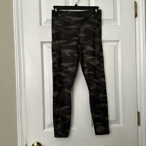 Athleta Ultimate Camo 7/8 Tight Size Small